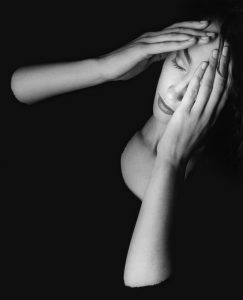 Photo la-penseuse-aux-yeux-clos