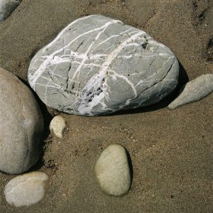 Des galets sur un lit de sable